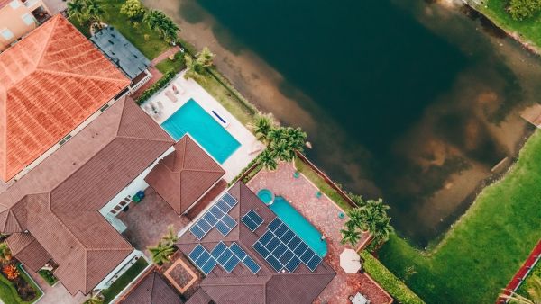 Comment intégrer un système de chauffage par panneaux solaires pour une piscine en région montagneuse ?