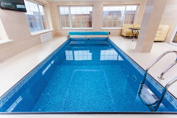 Comment optimiser l'insonorisation des équipements de piscine pour un environnement tranquille ?