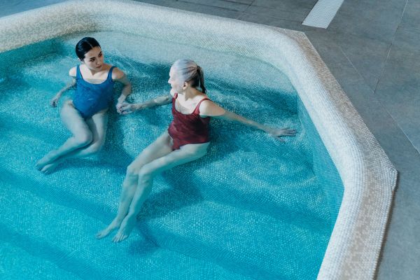 Quels sont les avantages d'une piscine avec un fond modulaire pour différents types d'utilisation ?